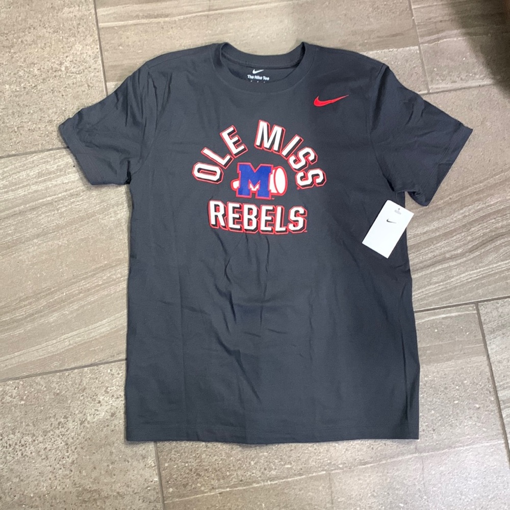 Ole Miss Rebels T-shirt - Size Medium